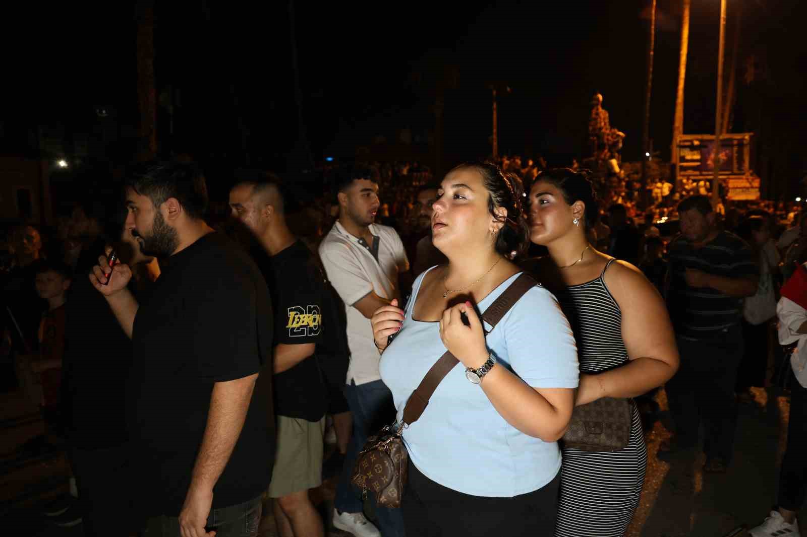 Adanalılar ’bozkurt selamı’ ile maçı izledi
