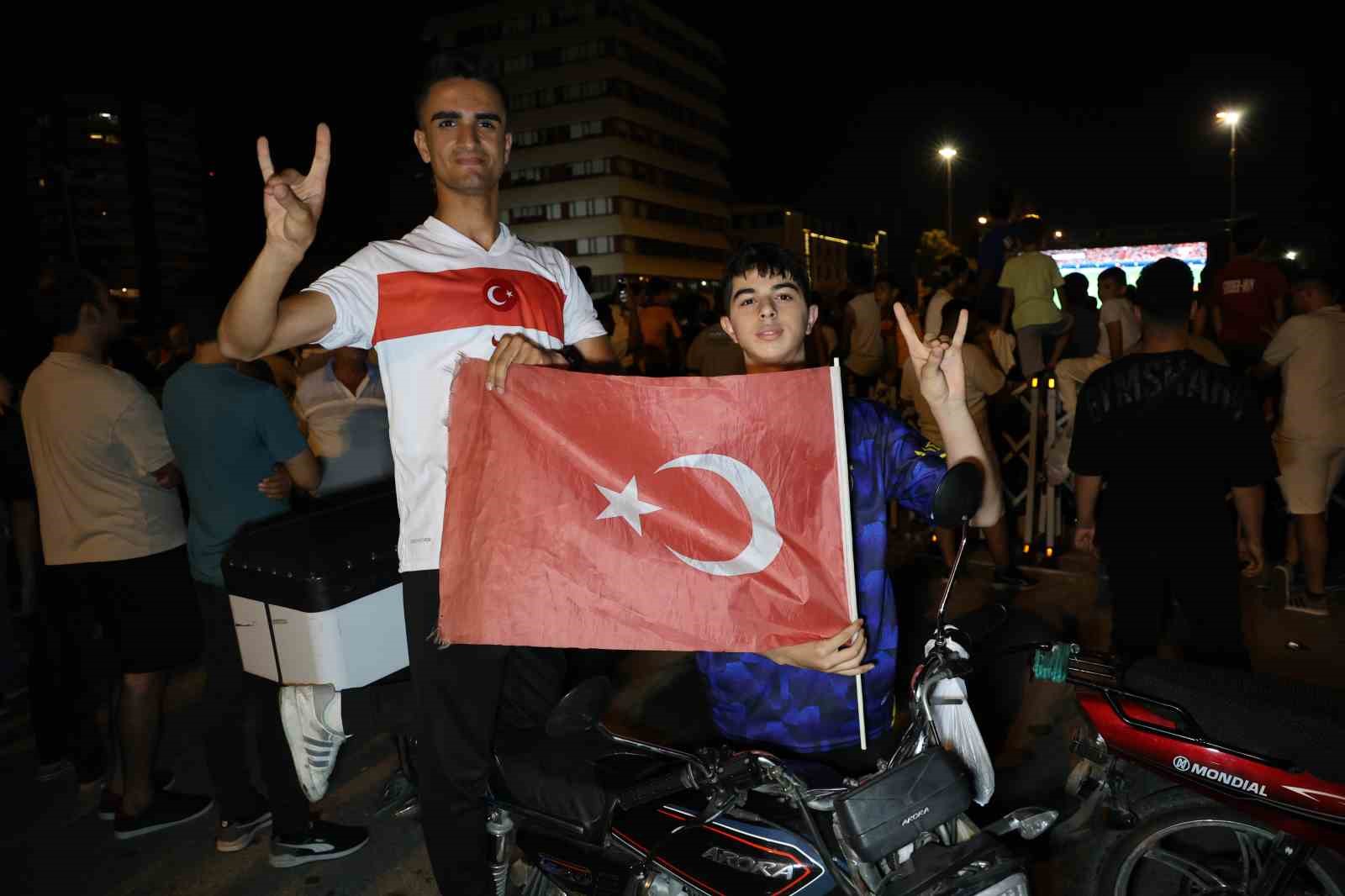 Adanalılar ’bozkurt selamı’ ile maçı izledi
