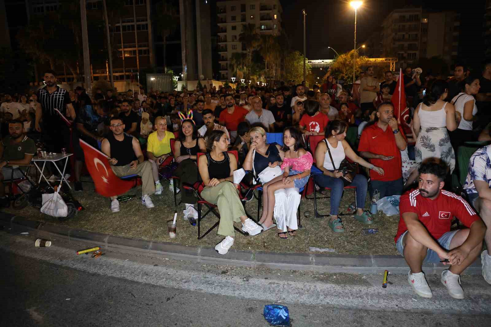 Adanalılar ’bozkurt selamı’ ile maçı izledi
