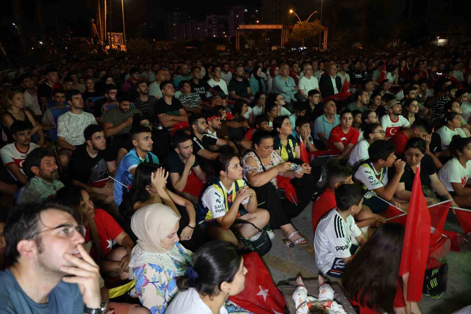 Adanalılar ’bozkurt selamı’ ile maçı izledi
