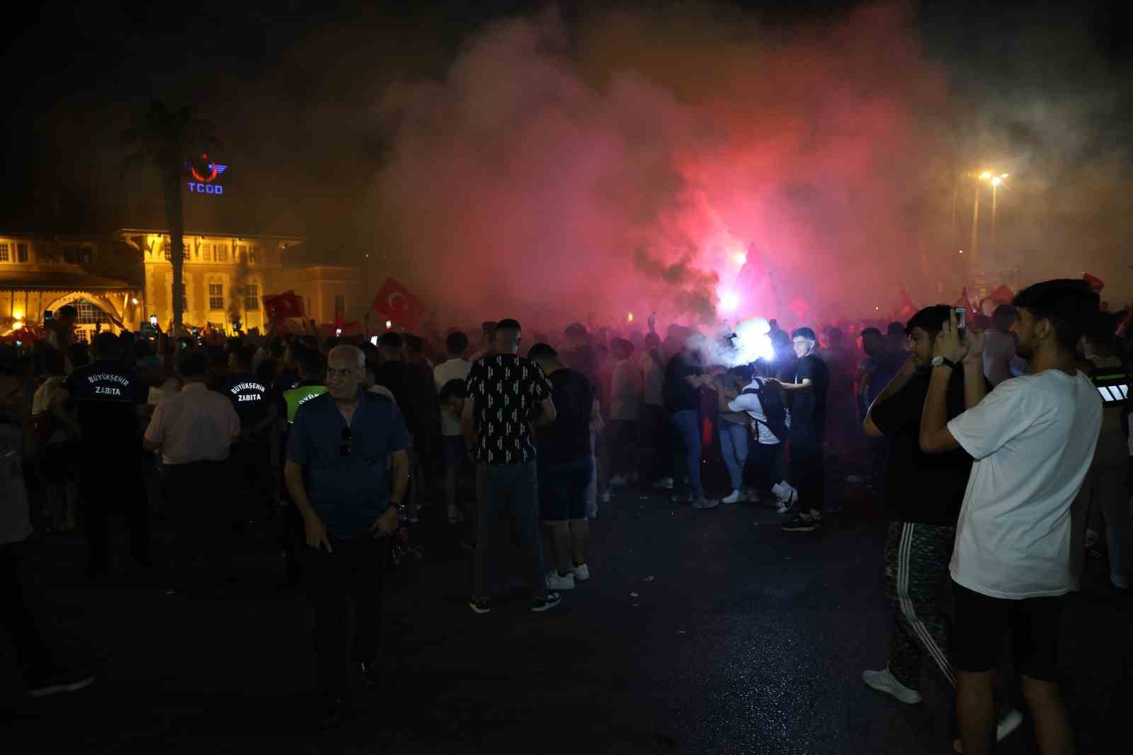 Adanalılar ’bozkurt selamı’ ile maçı izledi
