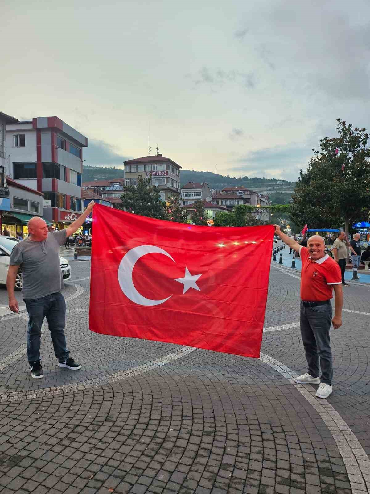 Türkiye’yi destekleyen Alman taraftardan bozkurt işareti
