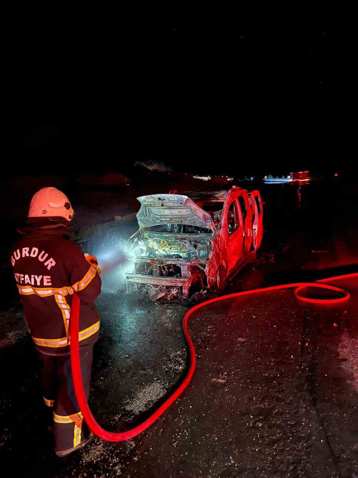 Burdur’da seyir halindeki hafif ticari araç alevlere teslim oldu
