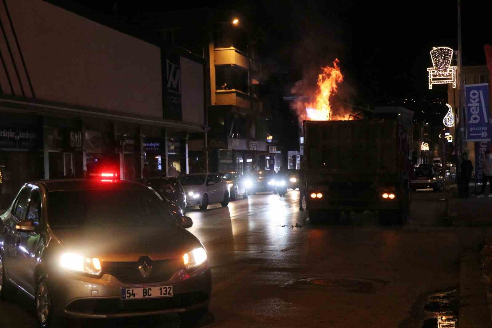 Kamyonun kasasındaki pazar çöpleri cadde ortasında alev aldı
