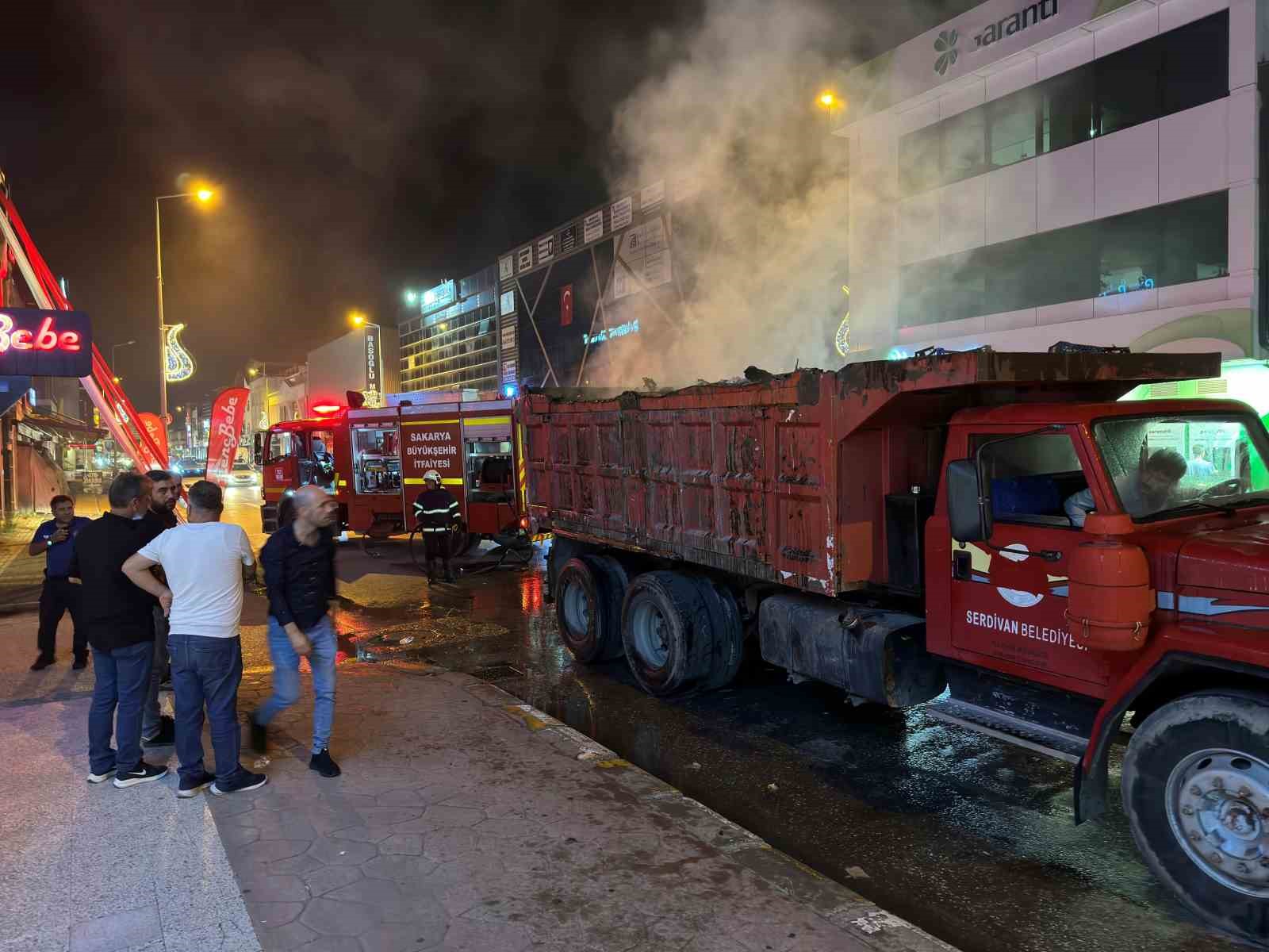 Kamyonun kasasındaki pazar çöpleri cadde ortasında alev aldı
