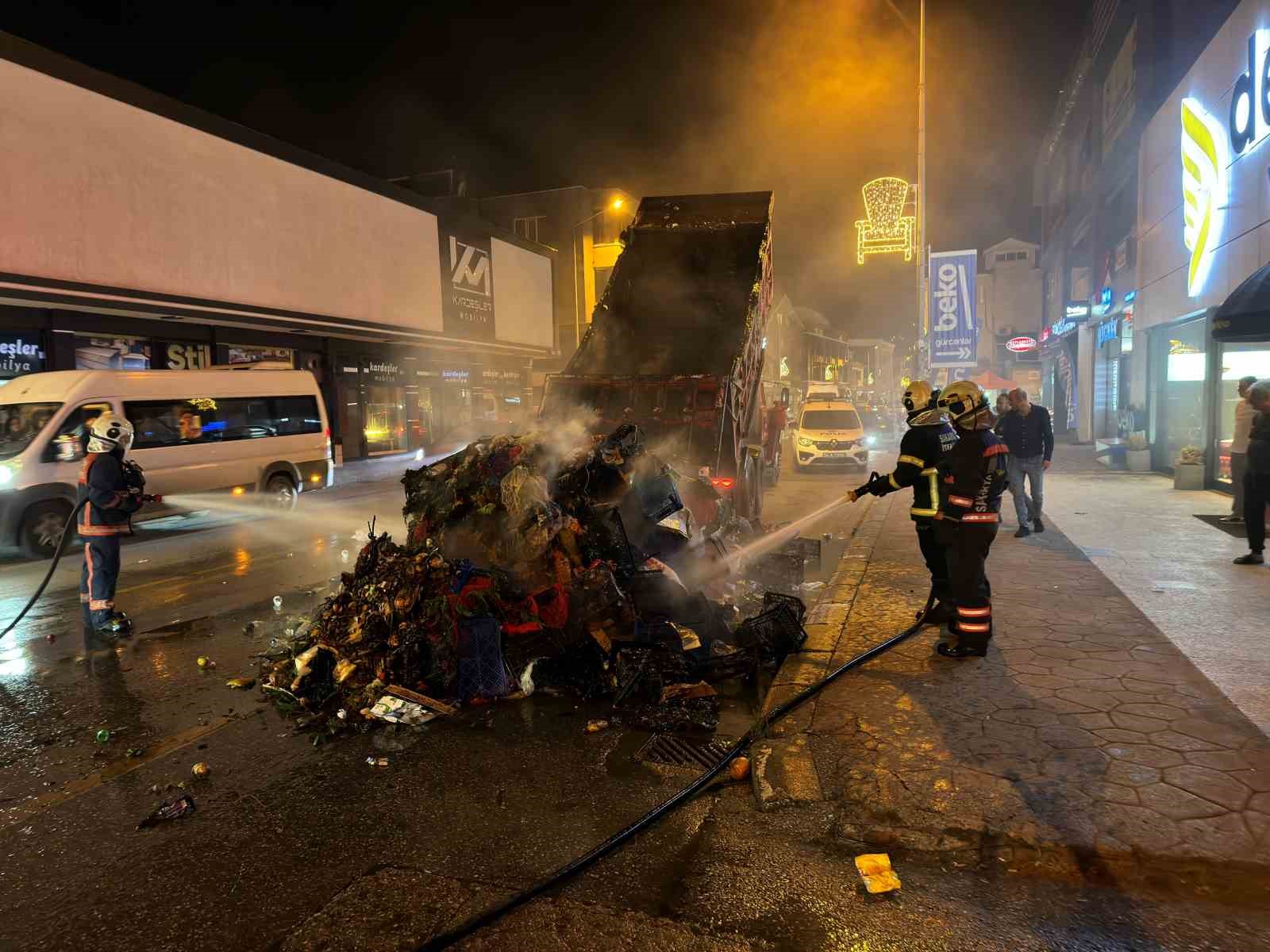 Kamyonun kasasındaki pazar çöpleri cadde ortasında alev aldı
