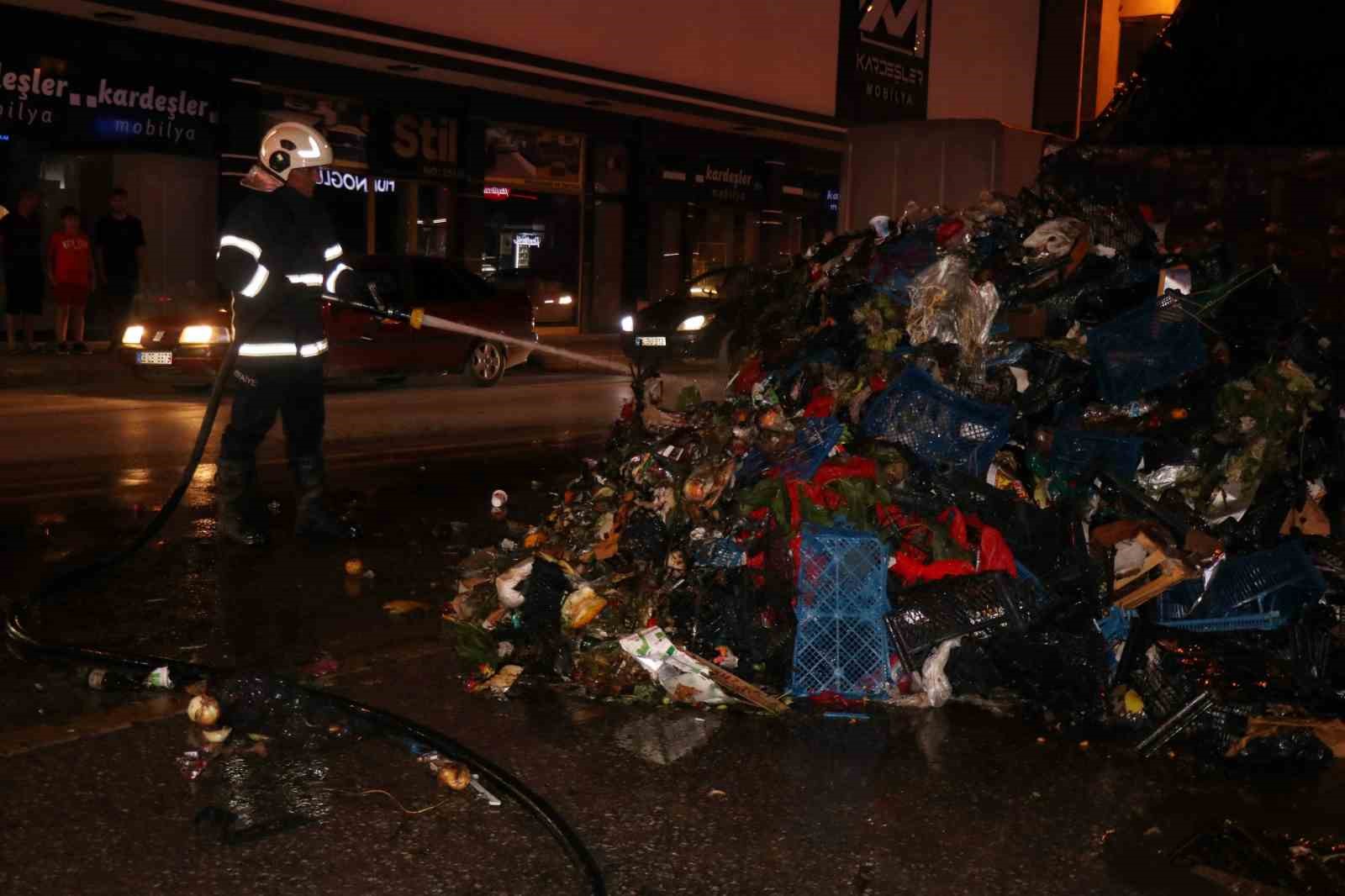 Kamyonun kasasındaki pazar çöpleri cadde ortasında alev aldı
