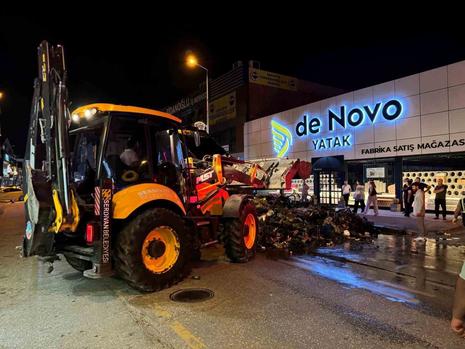 Kamyonun kasasındaki pazar çöpleri cadde ortasında alev aldı
