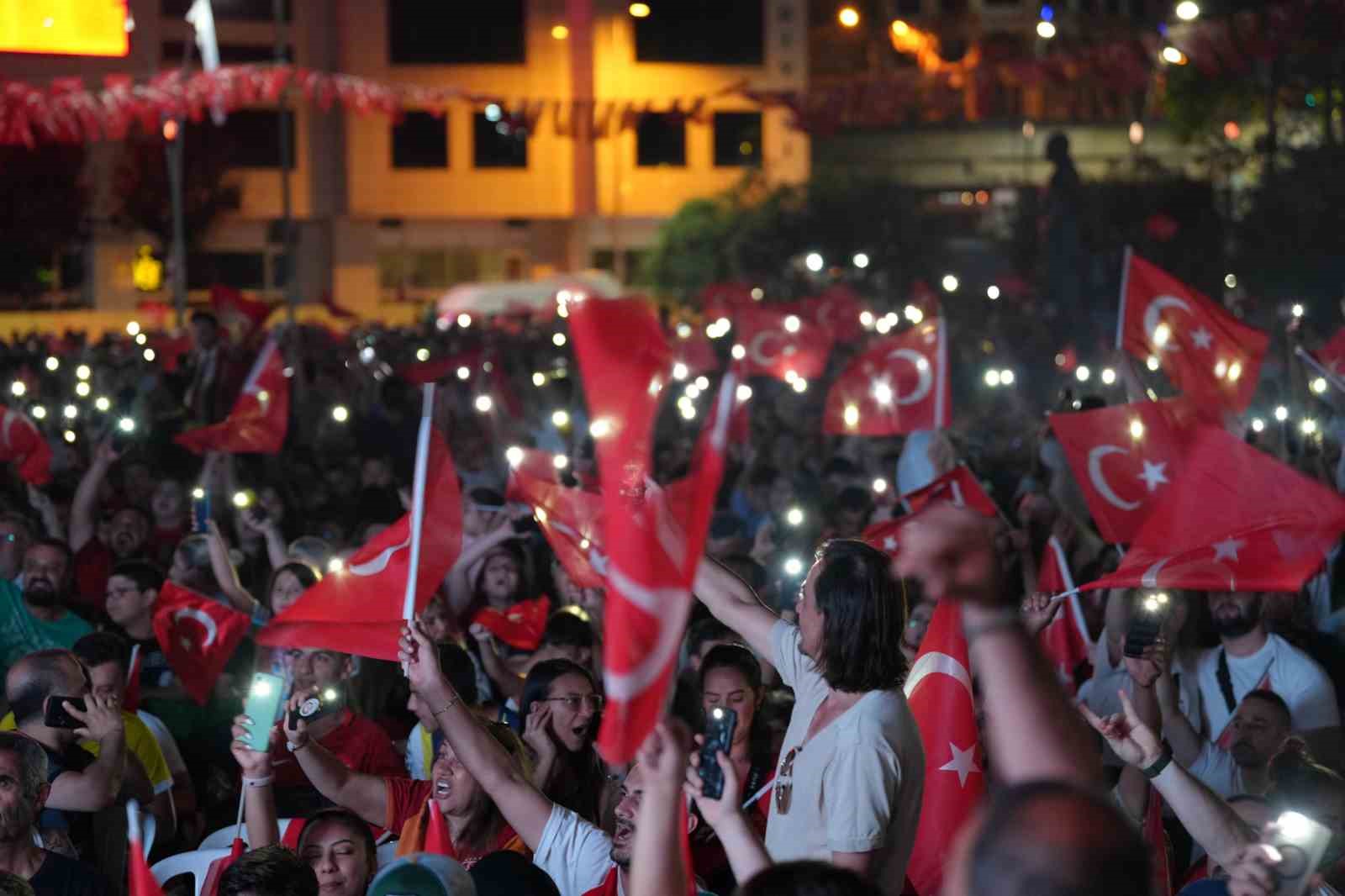 Kartal’da vatandaşlar çeyrek final maçını meydanda kurulan dev ekranda izledi
