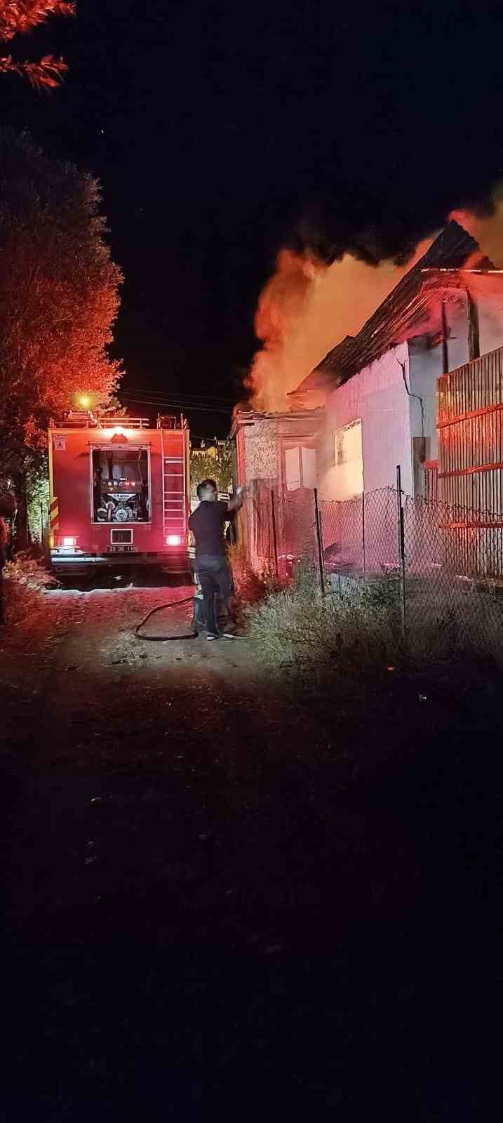 Gümüşhane’de yanan tek katlı evdeki patlama anı kamerada
