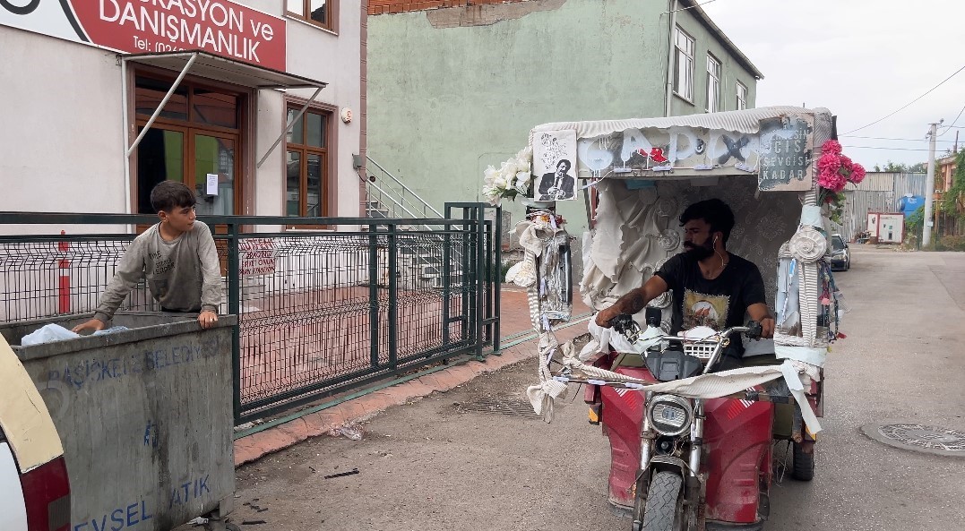 Suriyeli sanılmaktan korktu, motosikletine yazdı: 