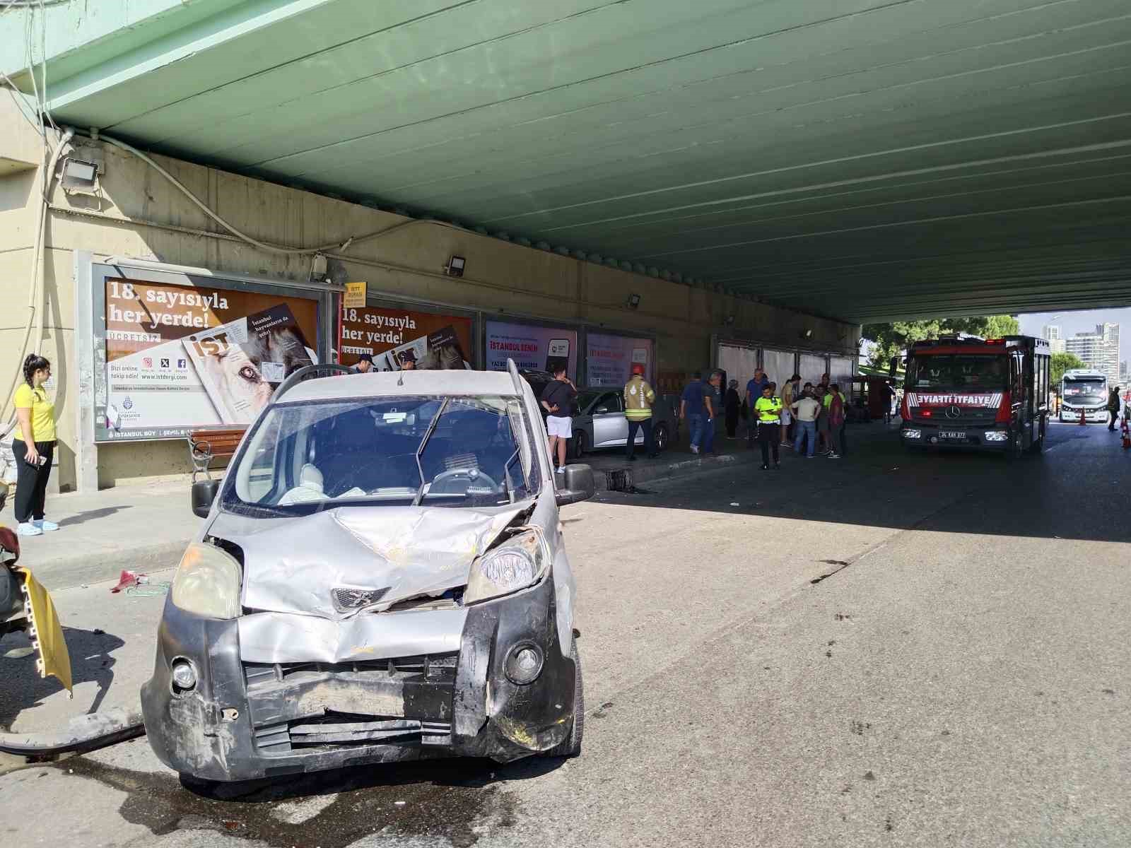 Pendik’te 4 aracın karıştığı kazada bir araç durağa daldı: 1 yaralı
