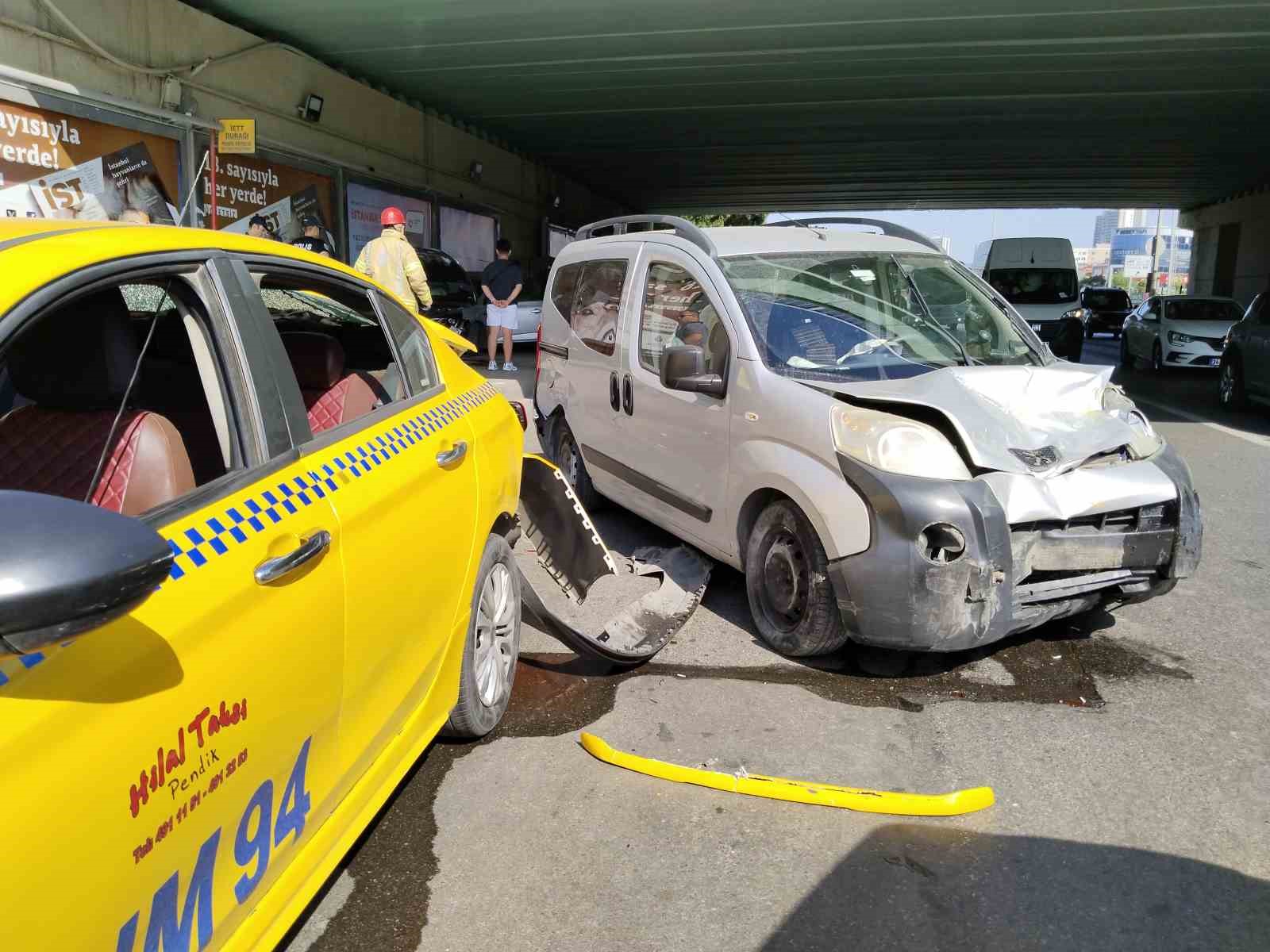 Pendik’te 4 aracın karıştığı kazada bir araç durağa daldı: 1 yaralı
