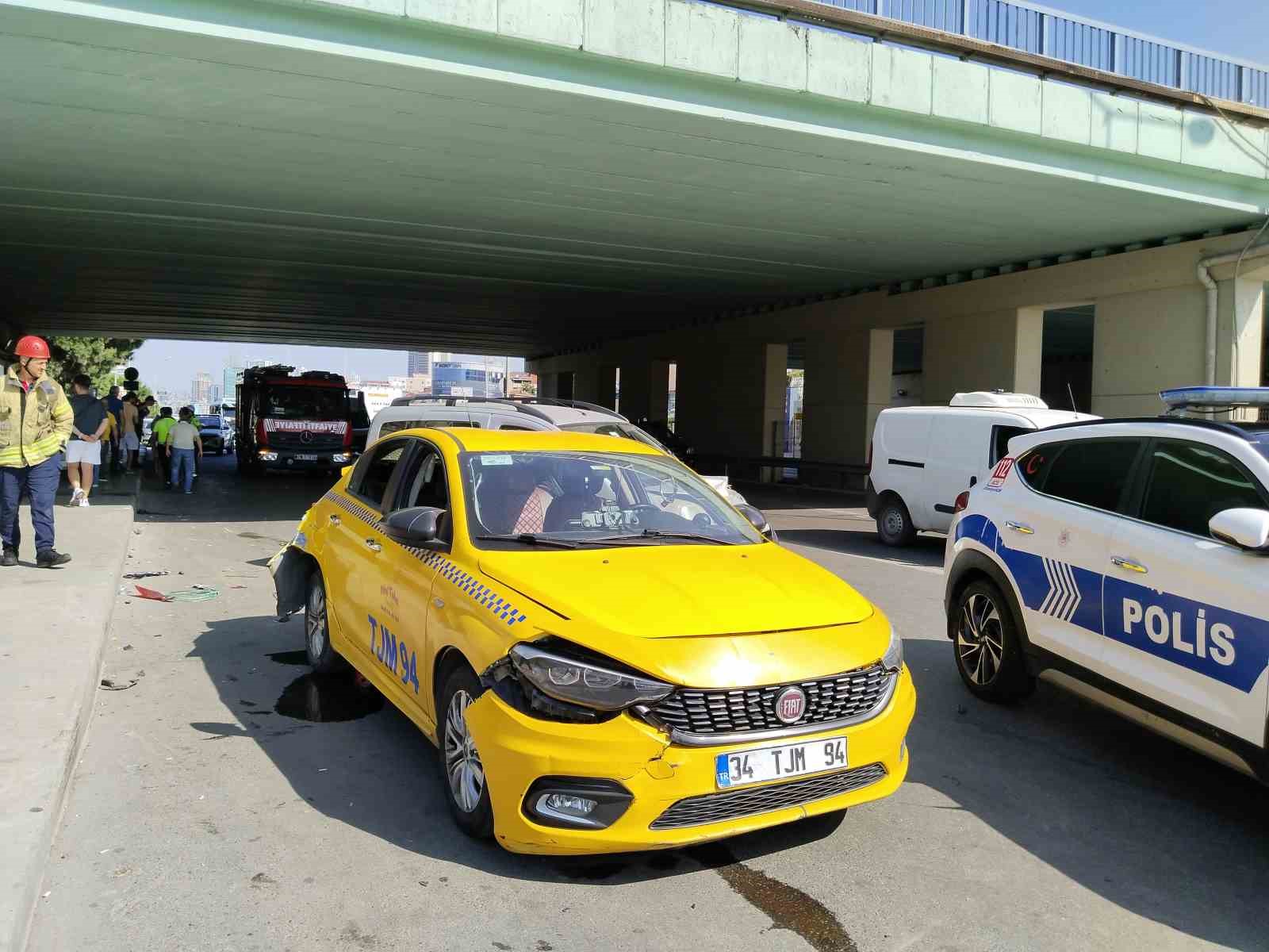 Pendik’te 4 aracın karıştığı kazada bir araç durağa daldı: 1 yaralı
