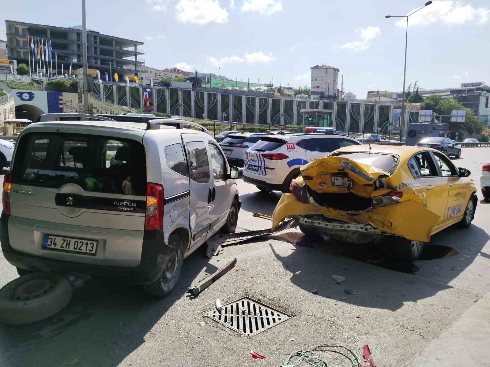 Pendik’te 4 aracın karıştığı kazada bir araç durağa daldı: 1 yaralı
