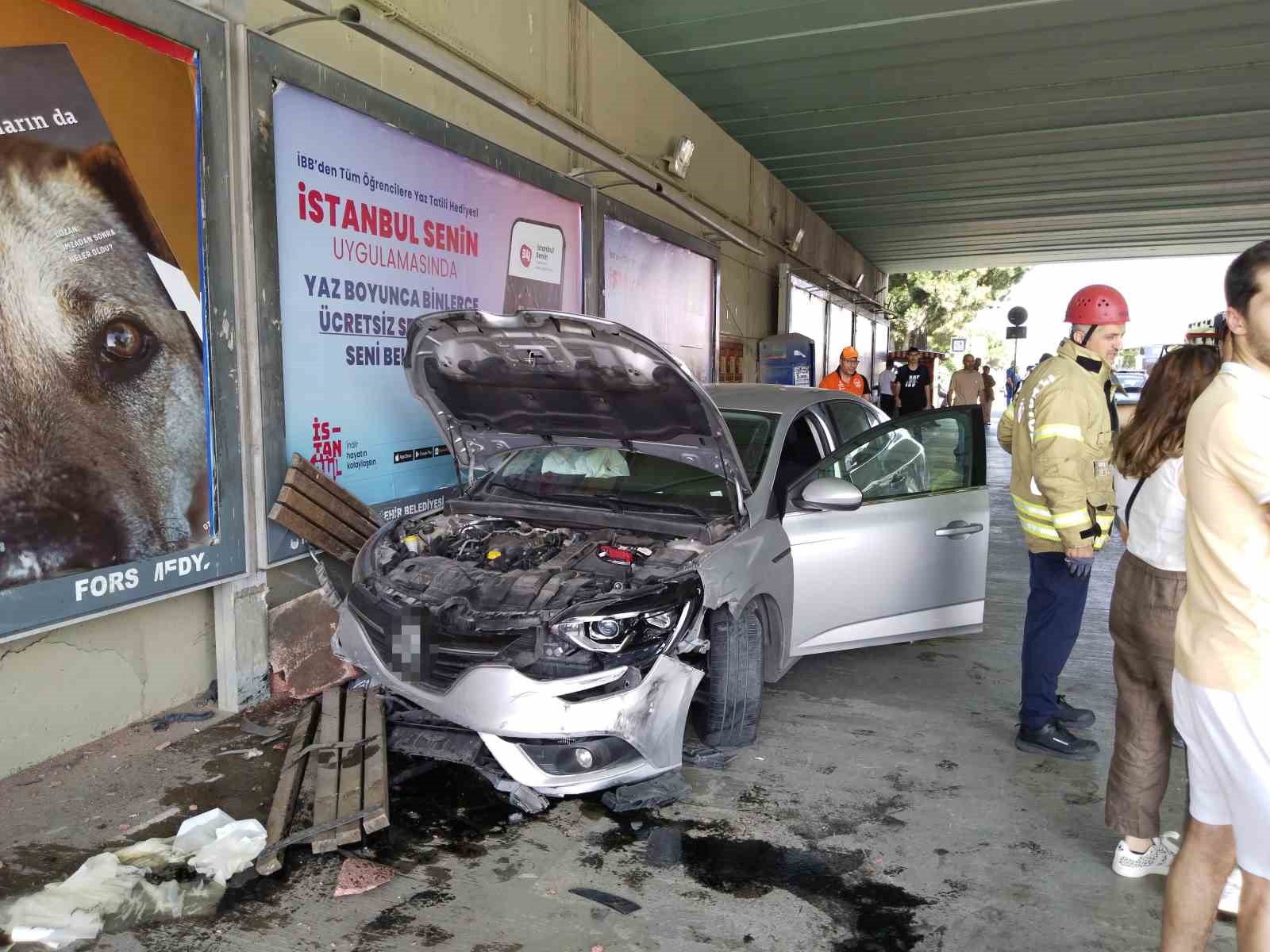 Pendik’te 4 aracın karıştığı kazada bir araç durağa daldı: 1 yaralı
