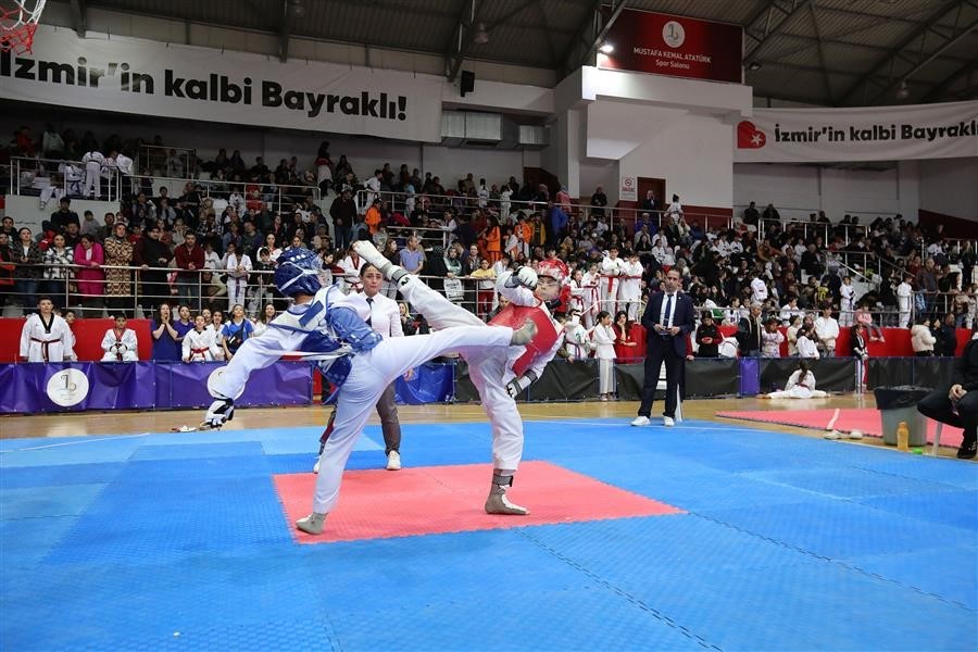 Bayraklı’da yaz spor okulları başladı
