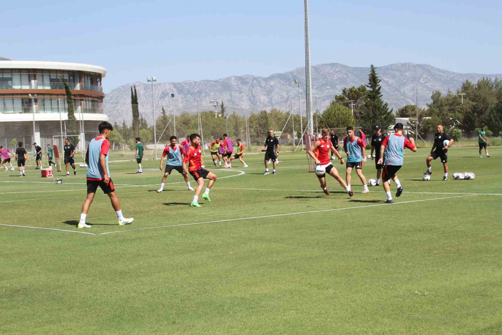 Alex de Souza, Antalyaspor’la ilk antrenmanına çıktı
