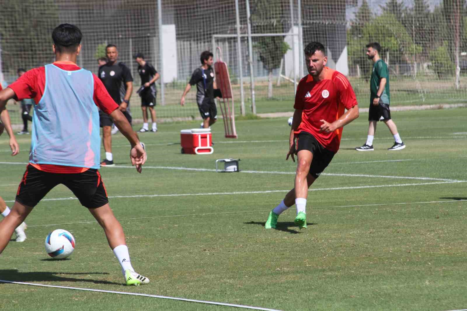 Alex de Souza, Antalyaspor’la ilk antrenmanına çıktı
