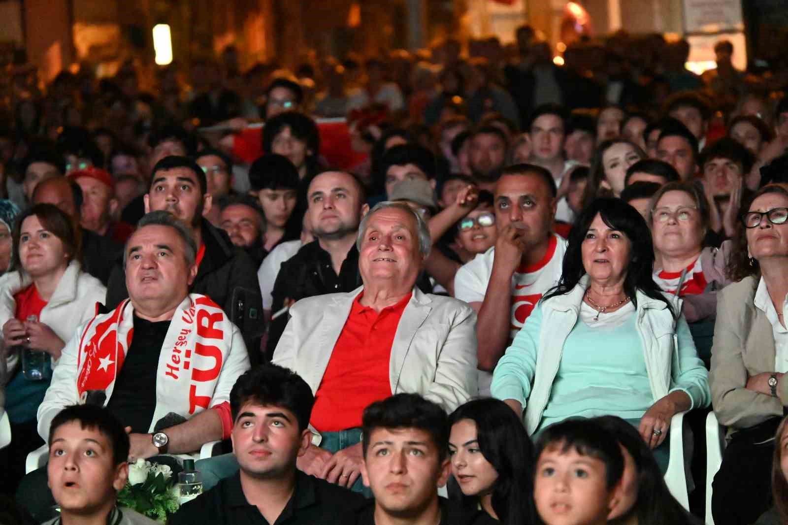 Bozüyük çeyrek final heyecanını tek yürek olarak dev ekrandan izledi
