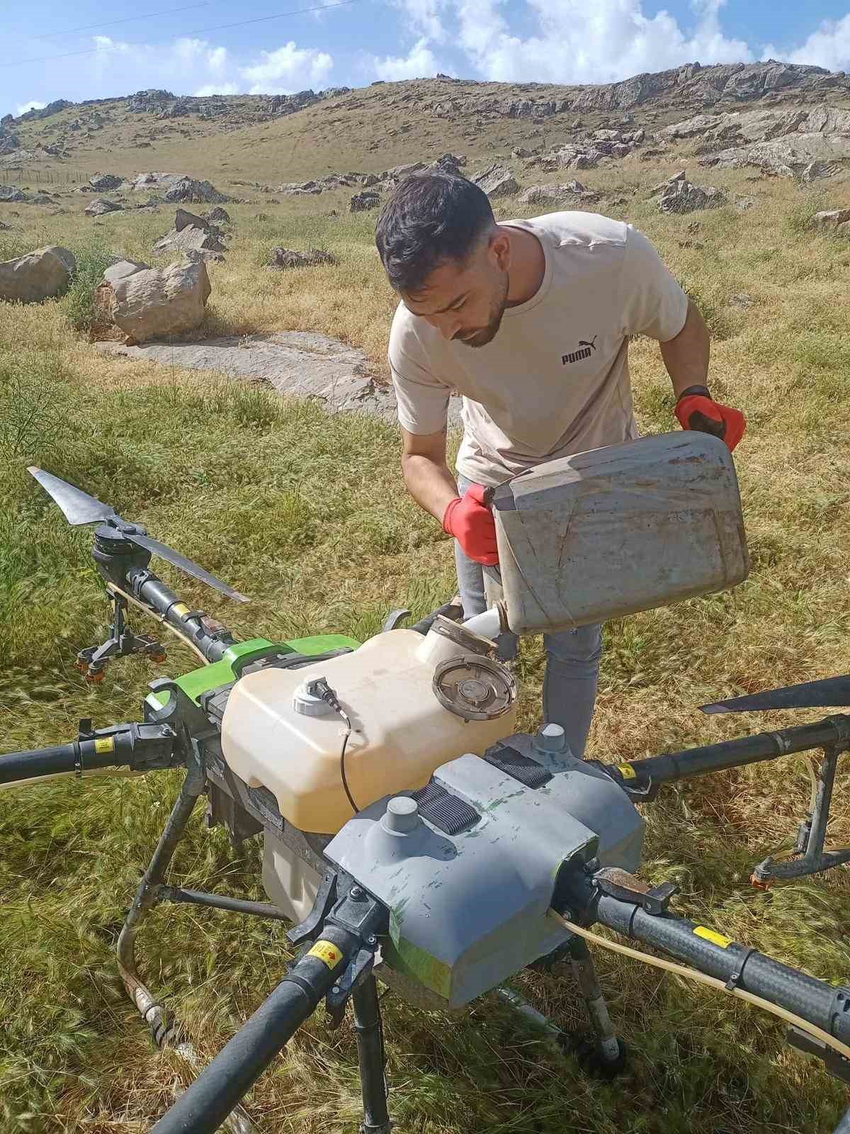 Siirt’te ilk defa dron ile çekirge ilaçlama yapıldı
