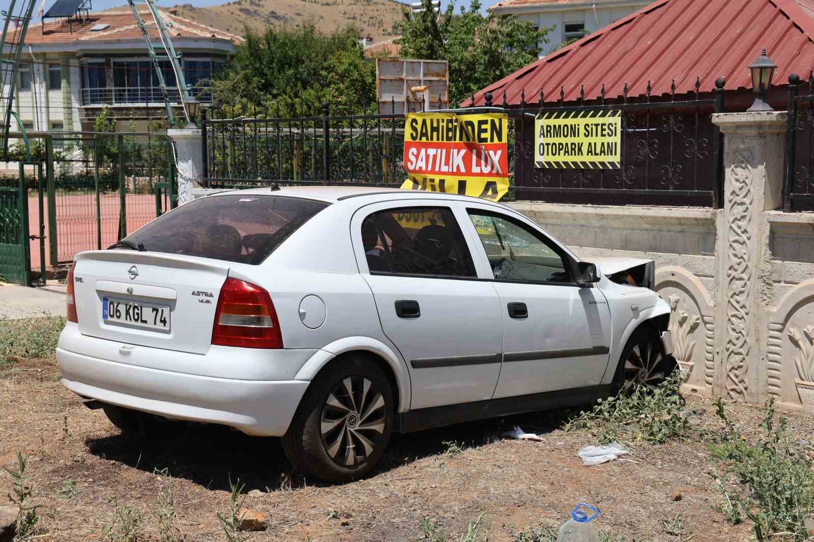 Elazığ’da otomobil bahçe duvarına çarptı: 5 yaralı
