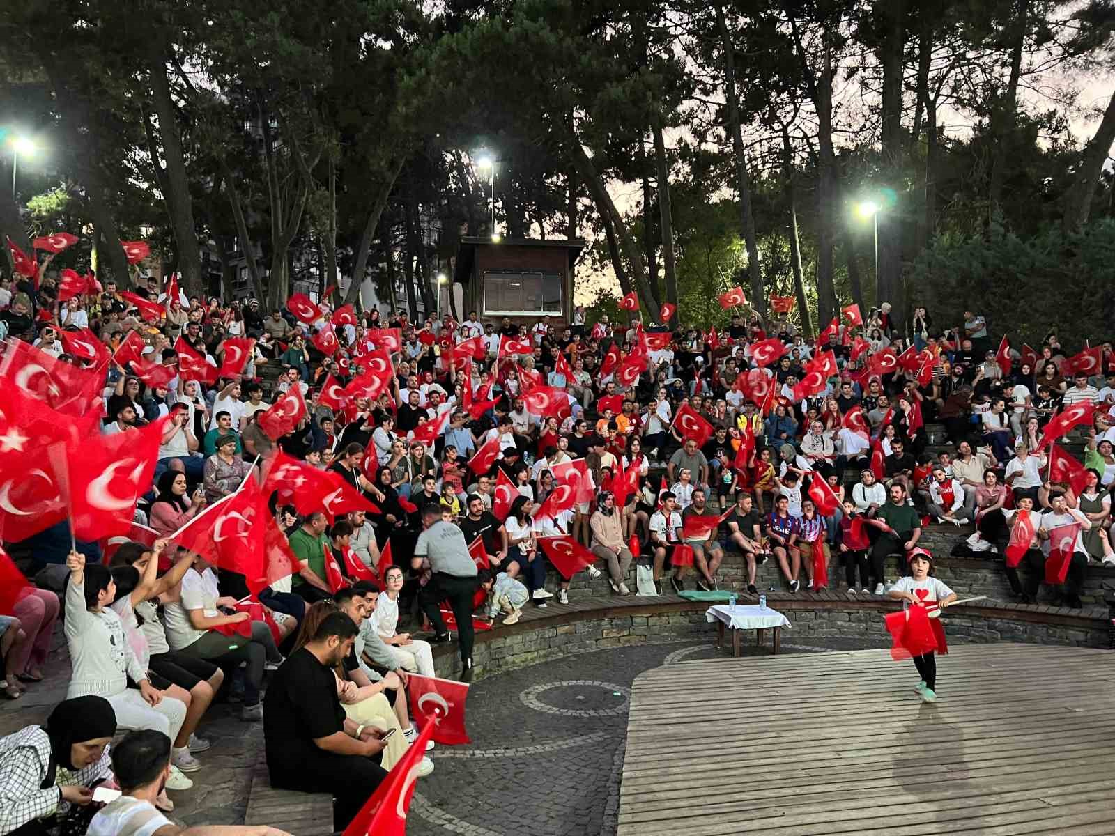 10 bin Çekmeköylü milli maç heyecanını dev ekranlarda yaşadı
