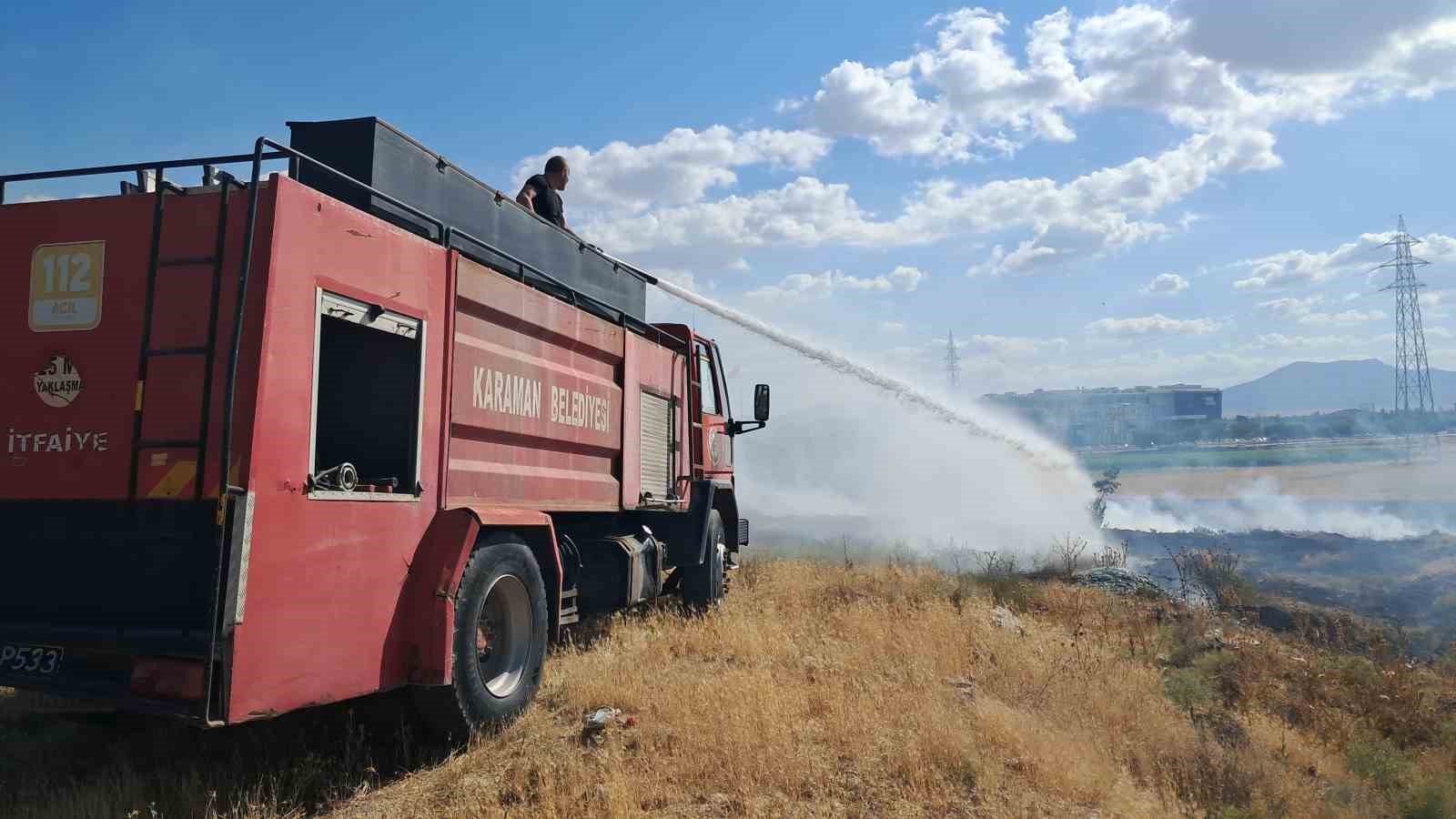 Karaman’da boş arazideki kuru otların tutuşması sonucu çıkan yangın korkuttu
