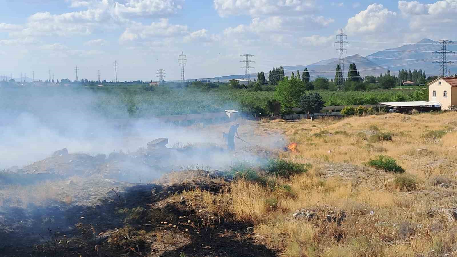 Karaman’da boş arazideki kuru otların tutuşması sonucu çıkan yangın korkuttu
