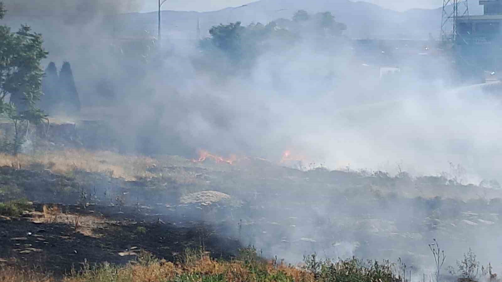 Karaman’da boş arazideki kuru otların tutuşması sonucu çıkan yangın korkuttu
