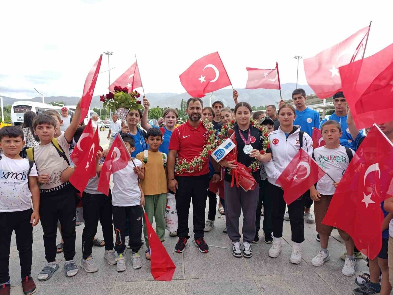 Şampiyon güreşçiler havalimanında coşkuyla karşılandı
