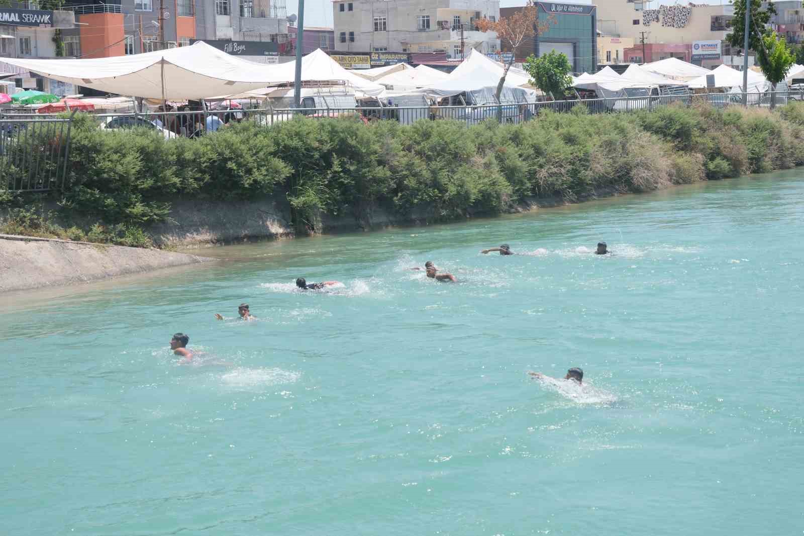 Adana’da hava sıcaklığı 44 dereceye ulaştı, çocuklar kanallara akın etti
