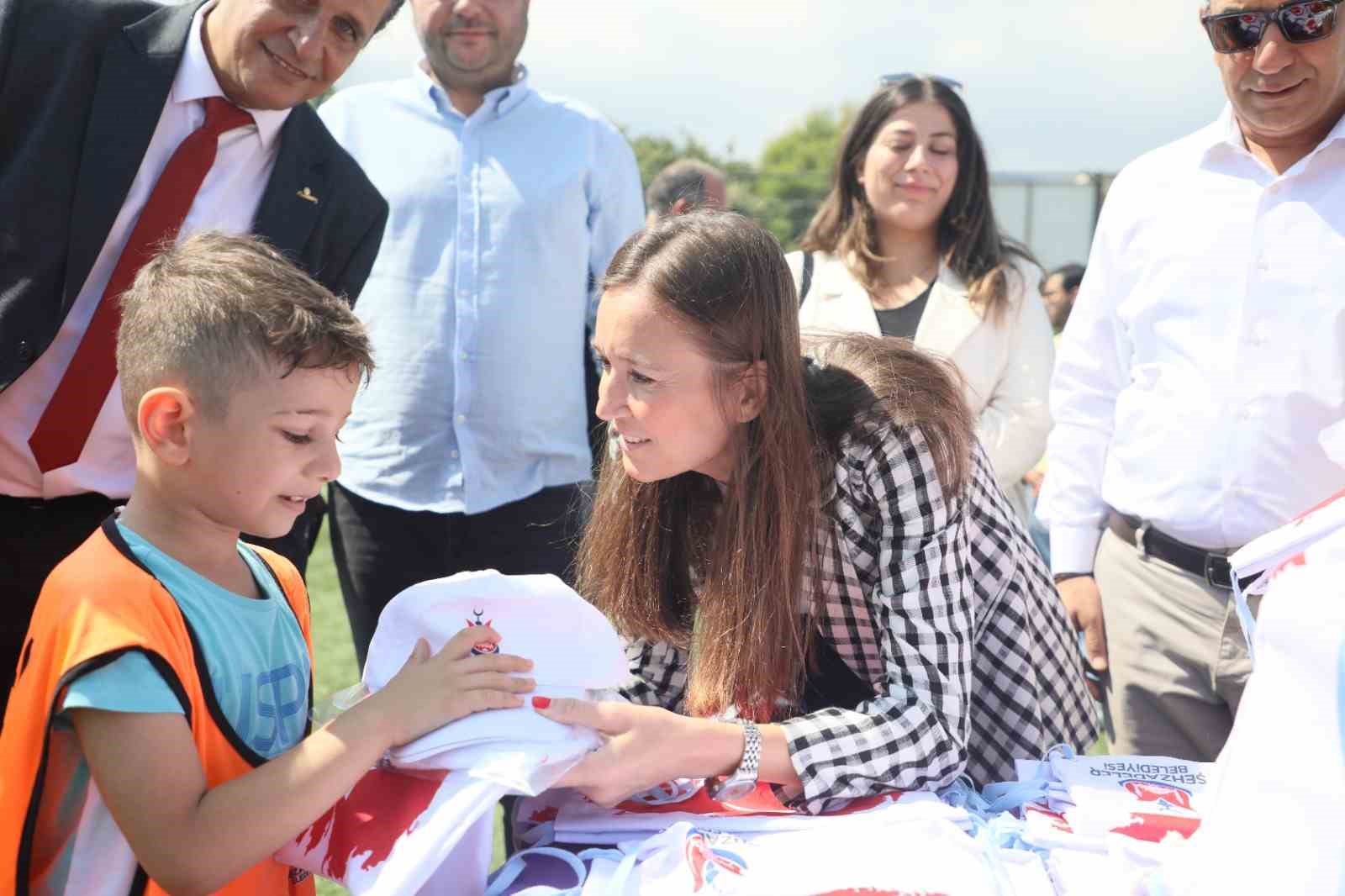 Başkan Durbay yaz futbol kursunda genç yeteneklerle buluştu
