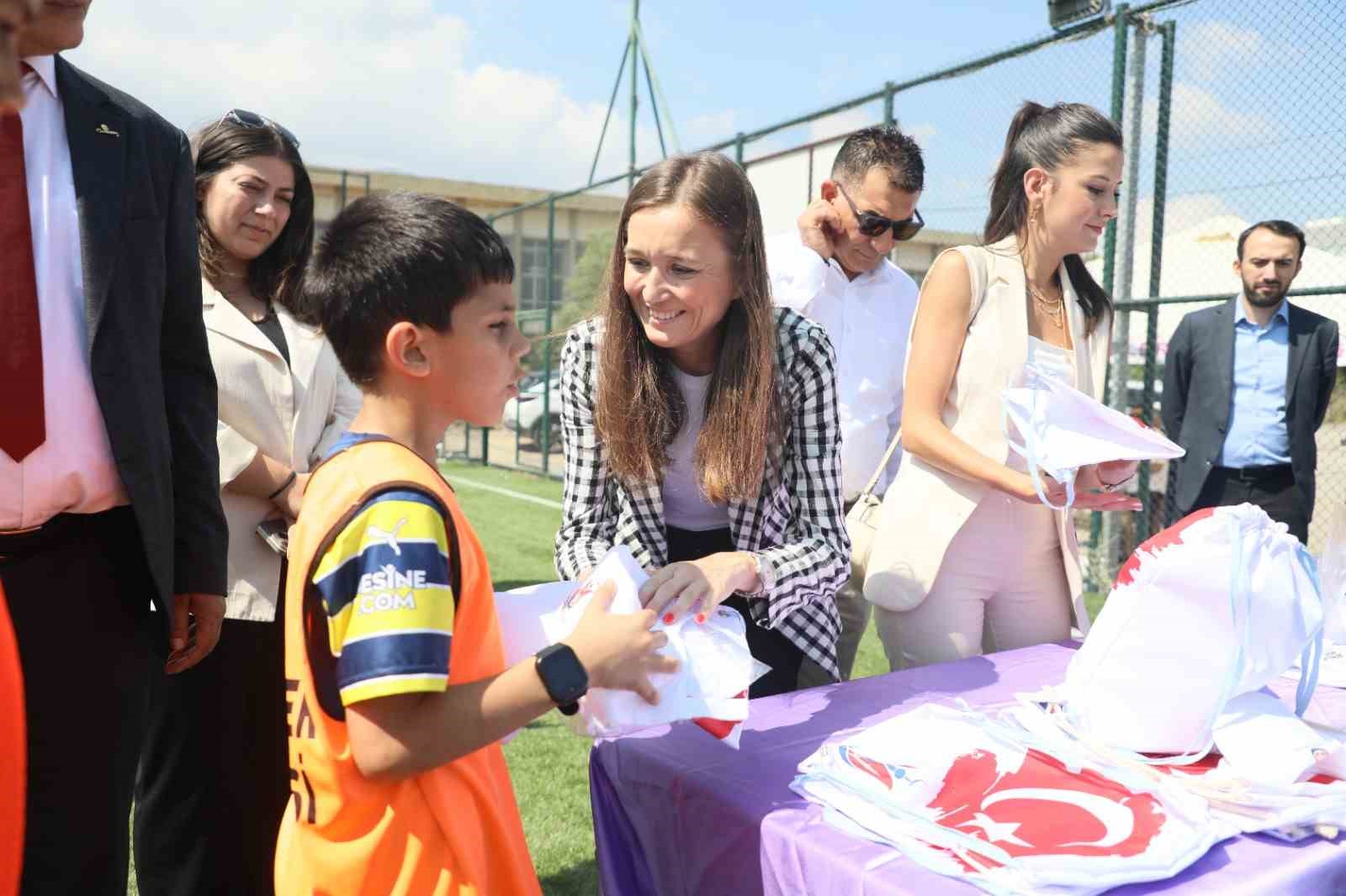 Başkan Durbay yaz futbol kursunda genç yeteneklerle buluştu
