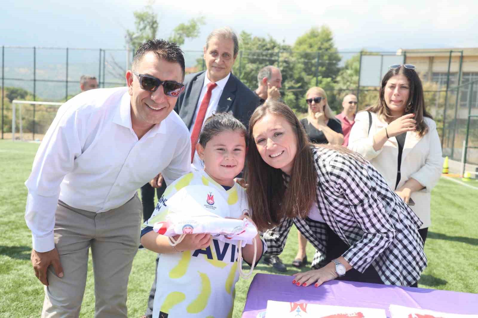 Başkan Durbay yaz futbol kursunda genç yeteneklerle buluştu
