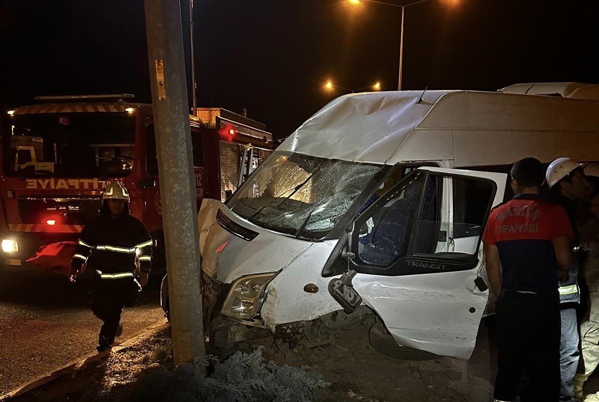 Mardin’de minibüs aydınlatma direğine çarptı: 1 yaralı
