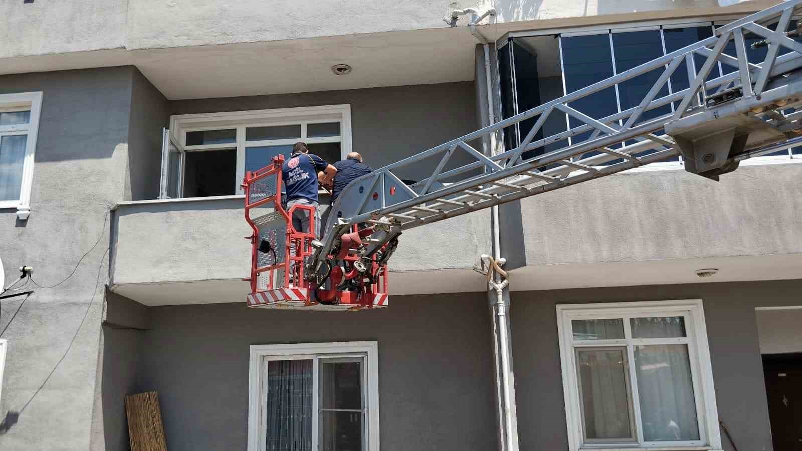 Sakarya’da yangın: Ayakları kırık olduğu için evden çıkamadı, dumandan etkilenen şahsı ekipler kurtardı
