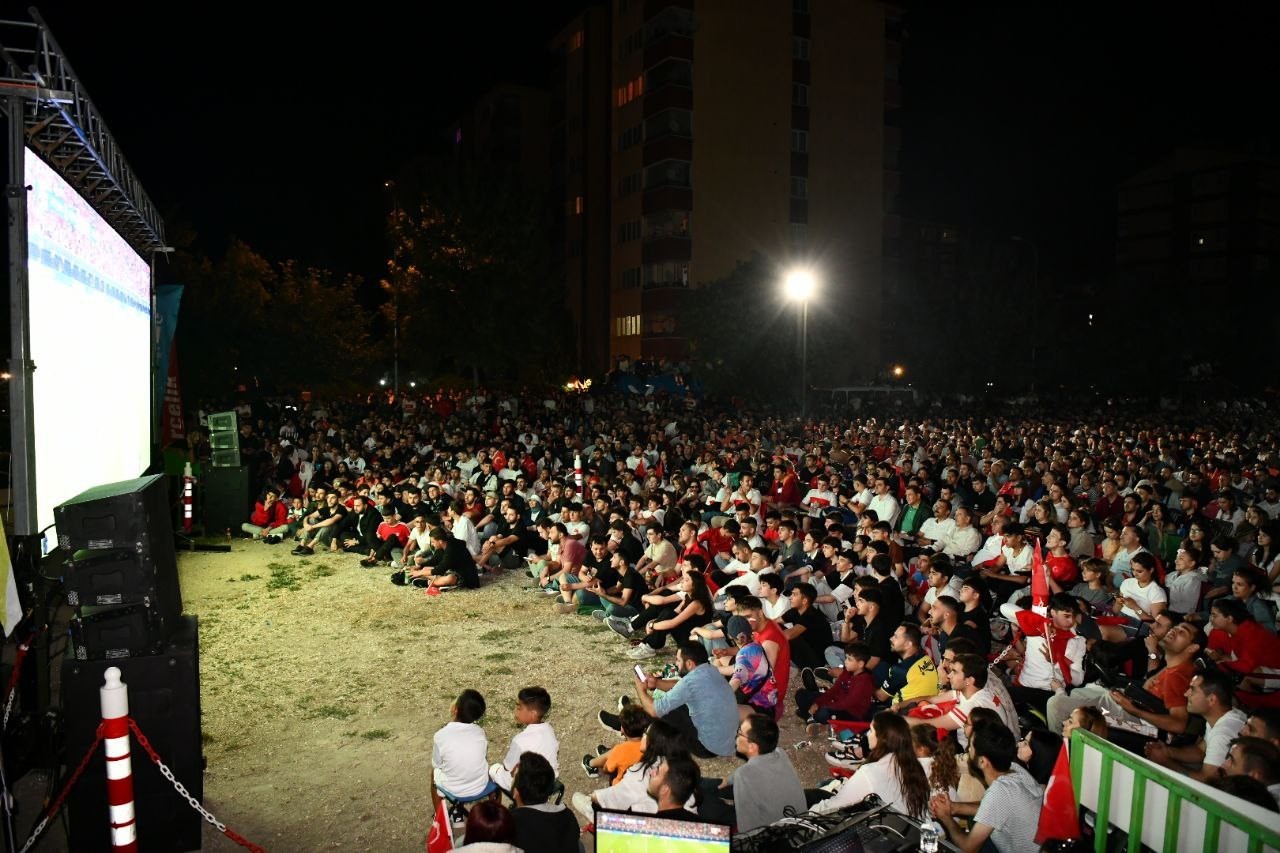 Milli maç heyecanı Tepebaşı’nda yaşandı
