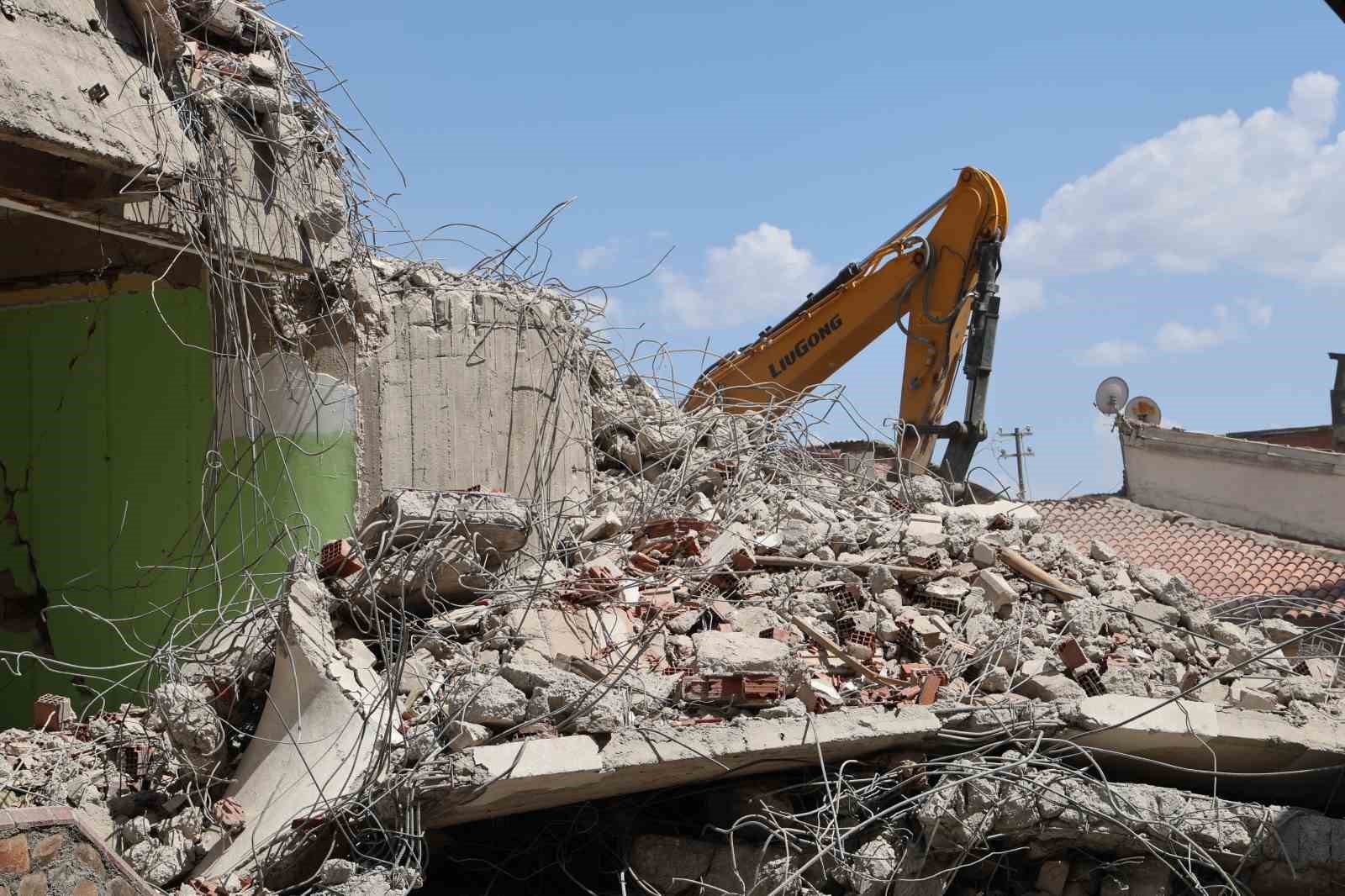 Elazığ’da ağır hasarlı yapıların yıkımları sürüyor
