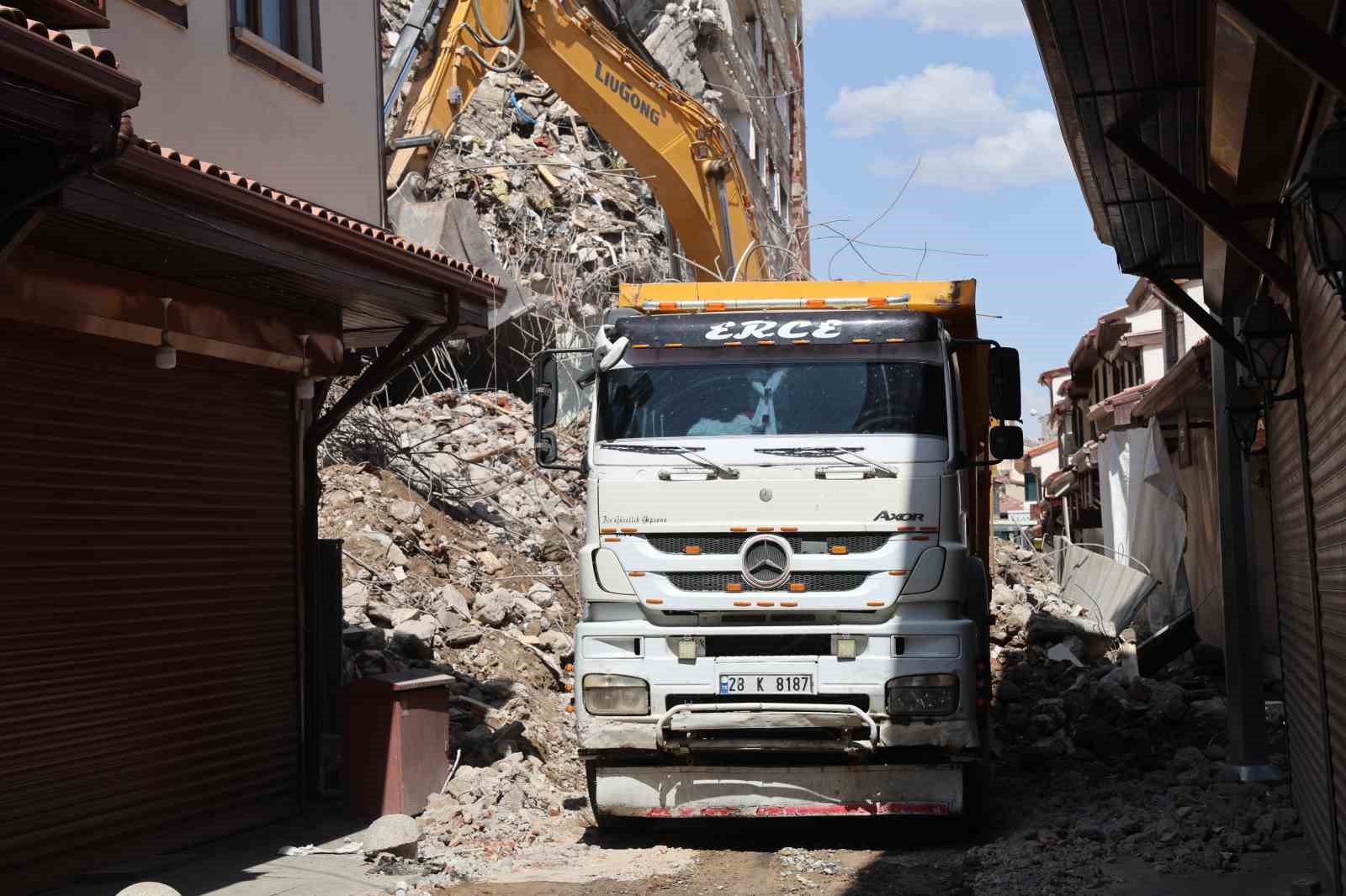 Elazığ’da ağır hasarlı yapıların yıkımları sürüyor
