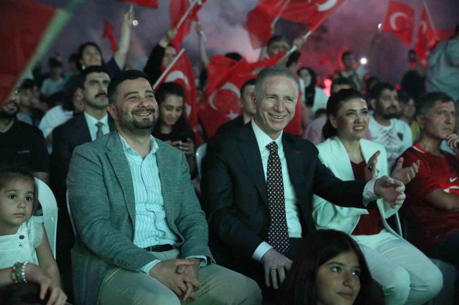 Kağıthane’de Avrupa Futbol Şampiyonası’nı binlerce kişi izledi
