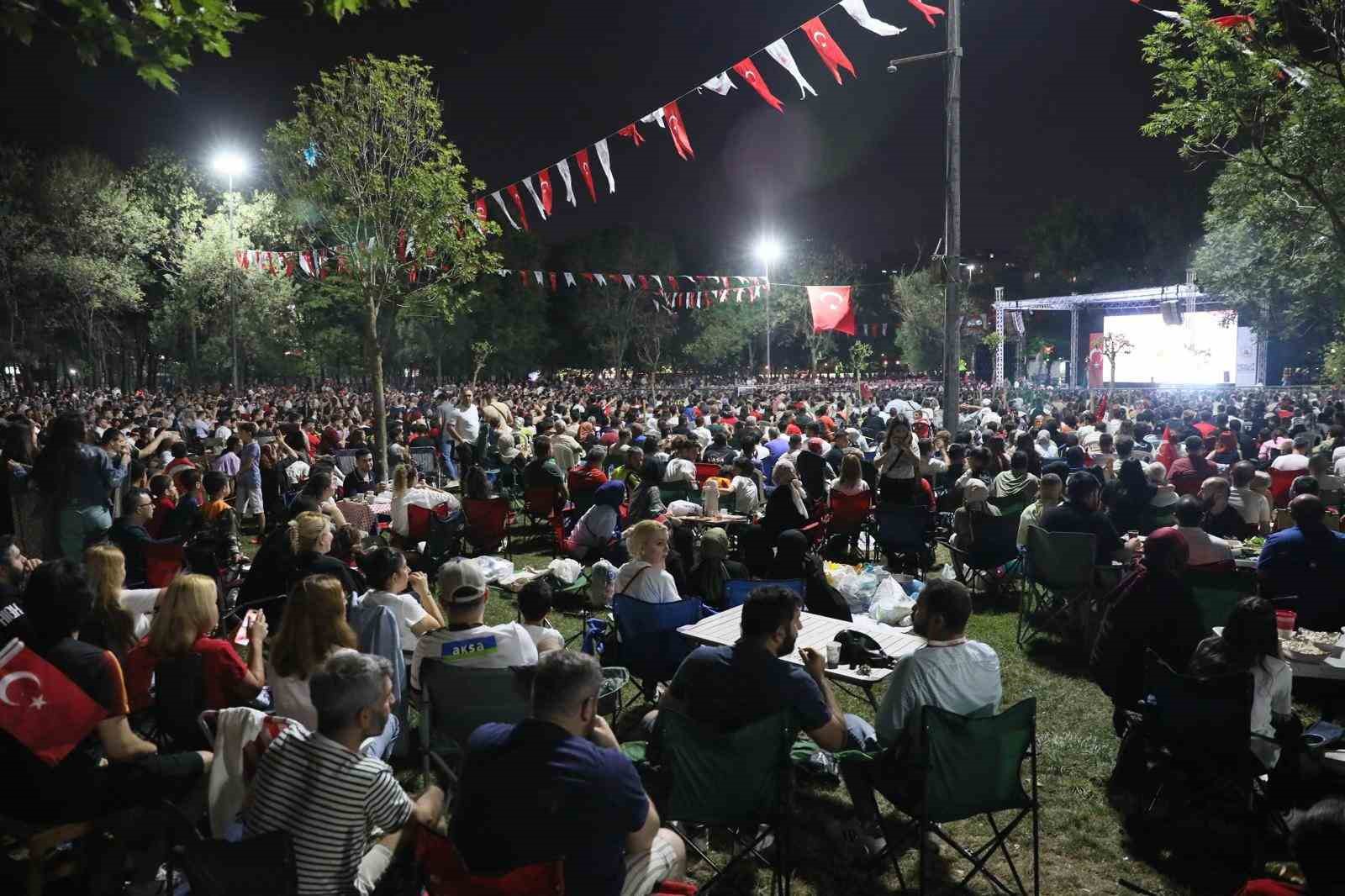 Kağıthane’de Avrupa Futbol Şampiyonası’nı binlerce kişi izledi
