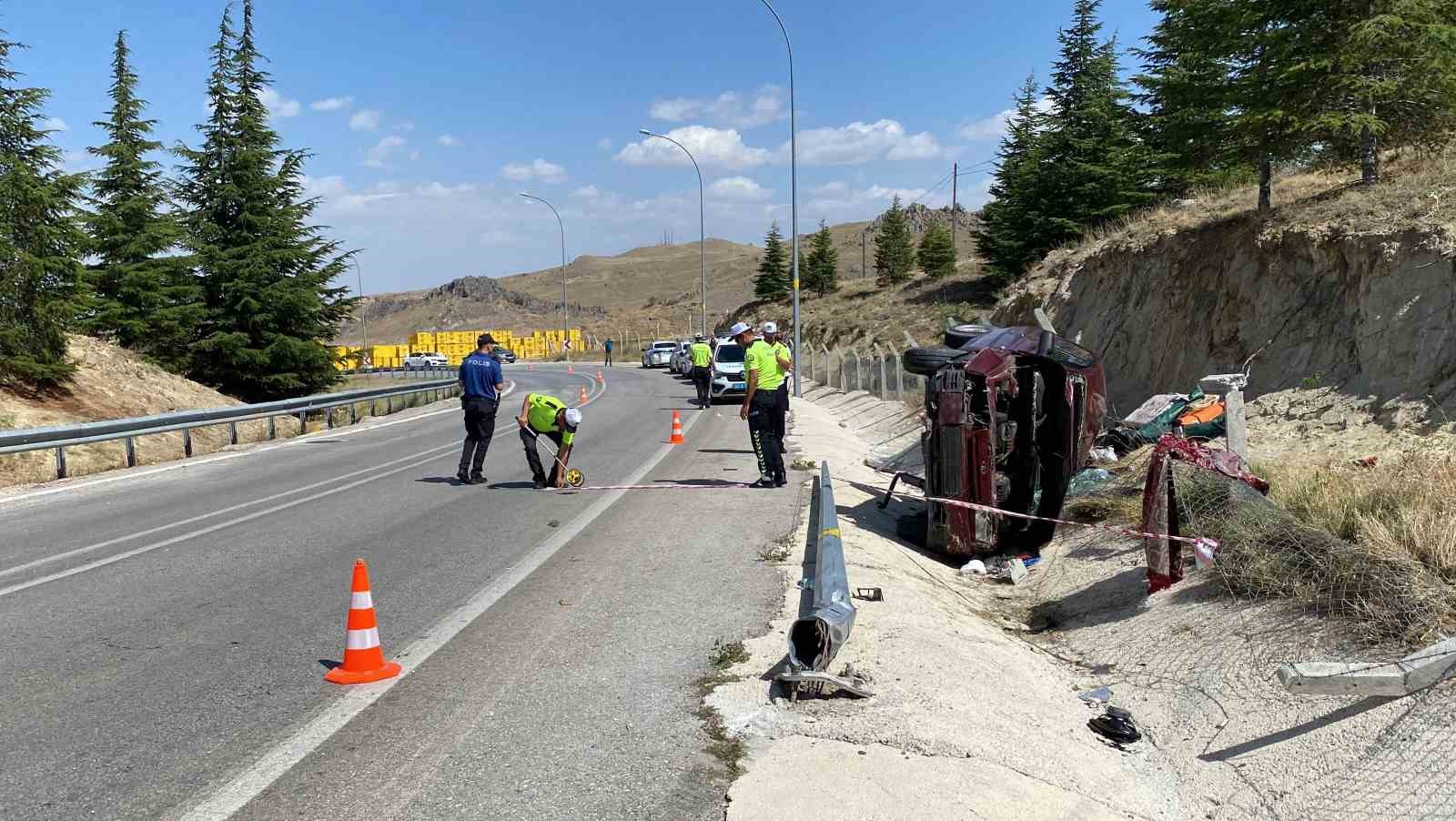 Hafif ticari araç, direğe çarpıp devrildi: 3 ağır yaralı
