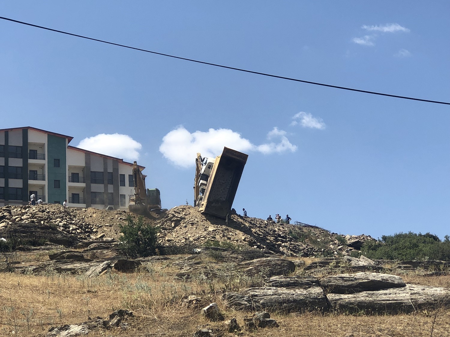 Kula’da moloz boşaltan kamyon havada asılı kaldı
