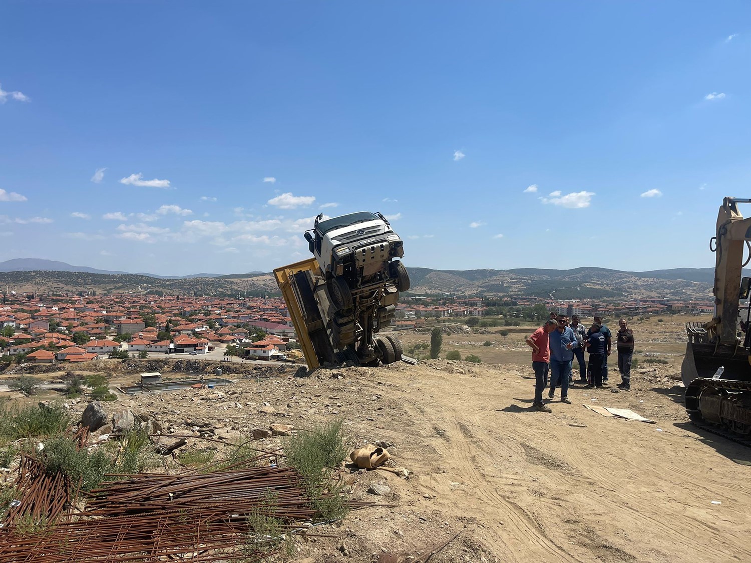 Kula’da moloz boşaltan kamyon havada asılı kaldı
