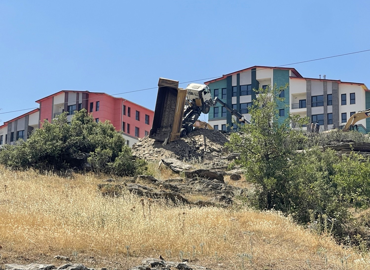 Kula’da moloz boşaltan kamyon havada asılı kaldı
