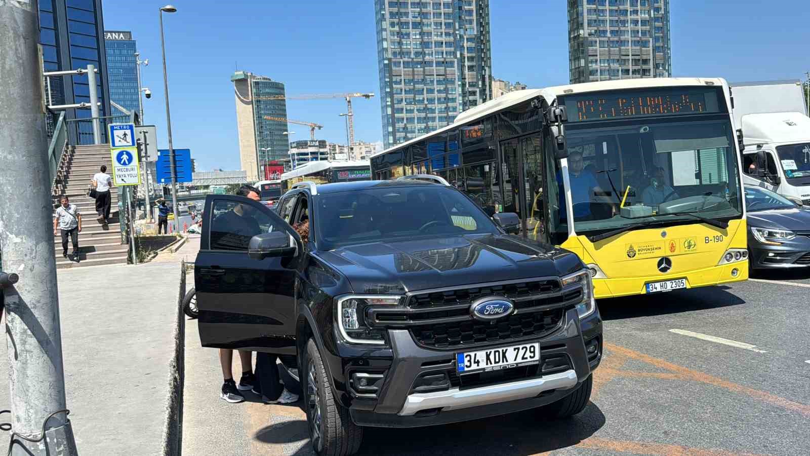 Şişli’de epilepsi krizi nedeniyle motosikletin üstünde düştü: Otobüsün altında kalmaktan son anda kurtuldu
