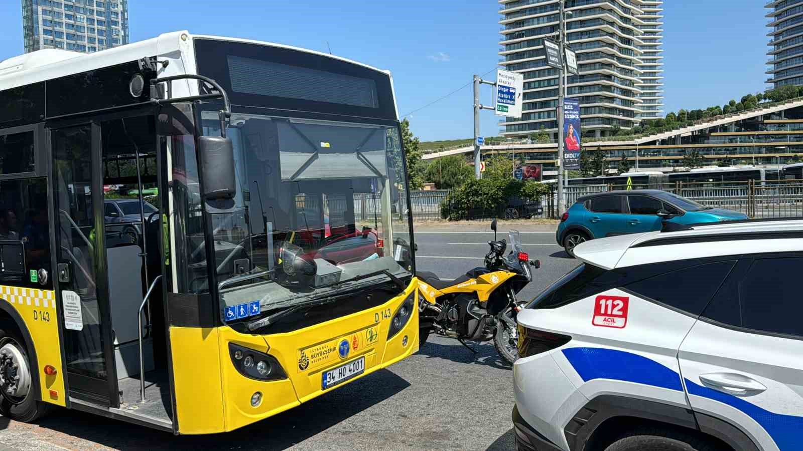 Şişli’de epilepsi krizi nedeniyle motosikletin üstünde düştü: Otobüsün altında kalmaktan son anda kurtuldu
