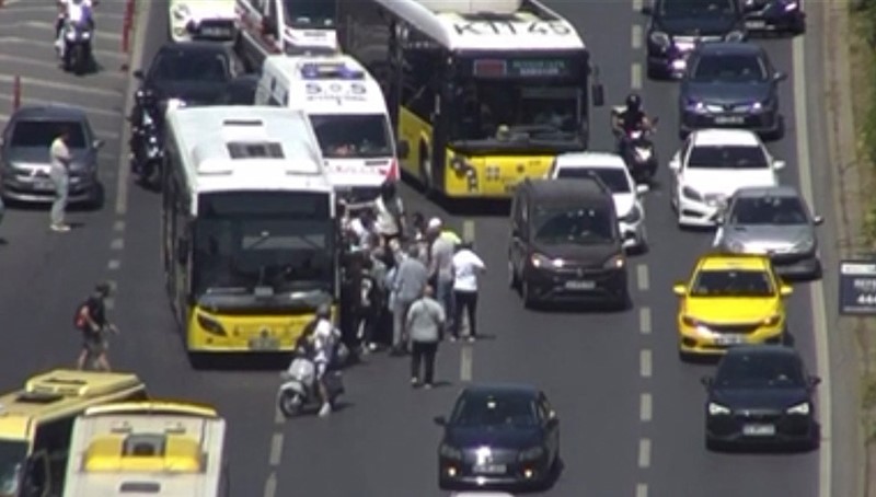 Şişli’de epilepsi krizi nedeniyle motosikletin üstünde düştü: Otobüsün altında kalmaktan son anda kurtuldu
