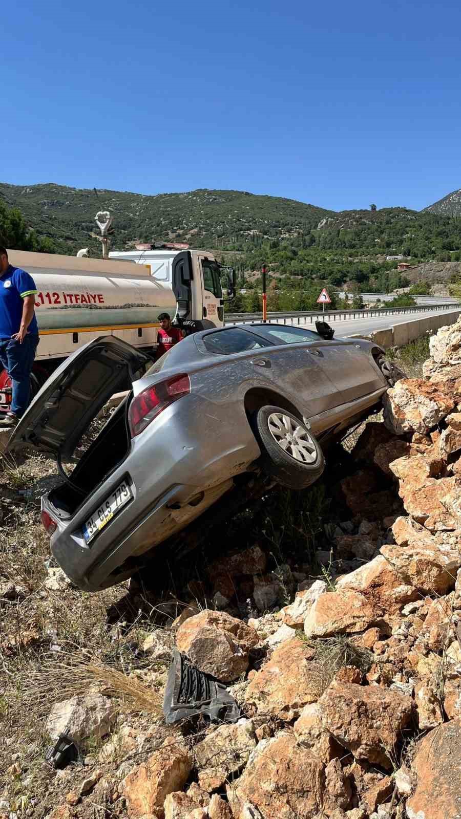 Burdur-Antalya yolunda kaza: Kontrolden çıkan otomobil bariyeri aşıp kayalıklara çarptı
